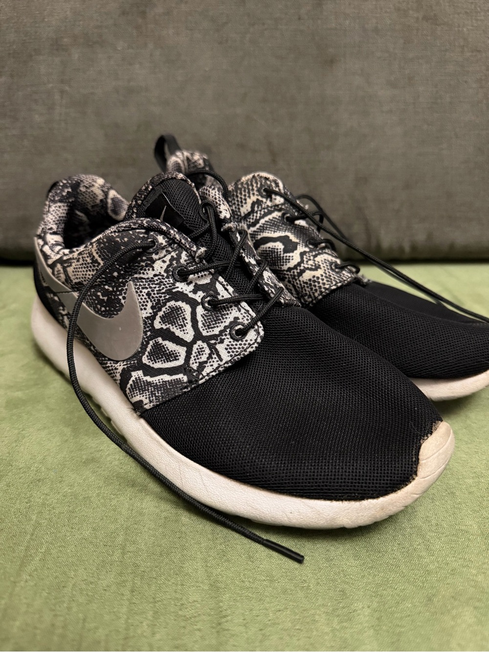 🚨Nike Woman’s Black & White Snake-Print Sneakers🚨